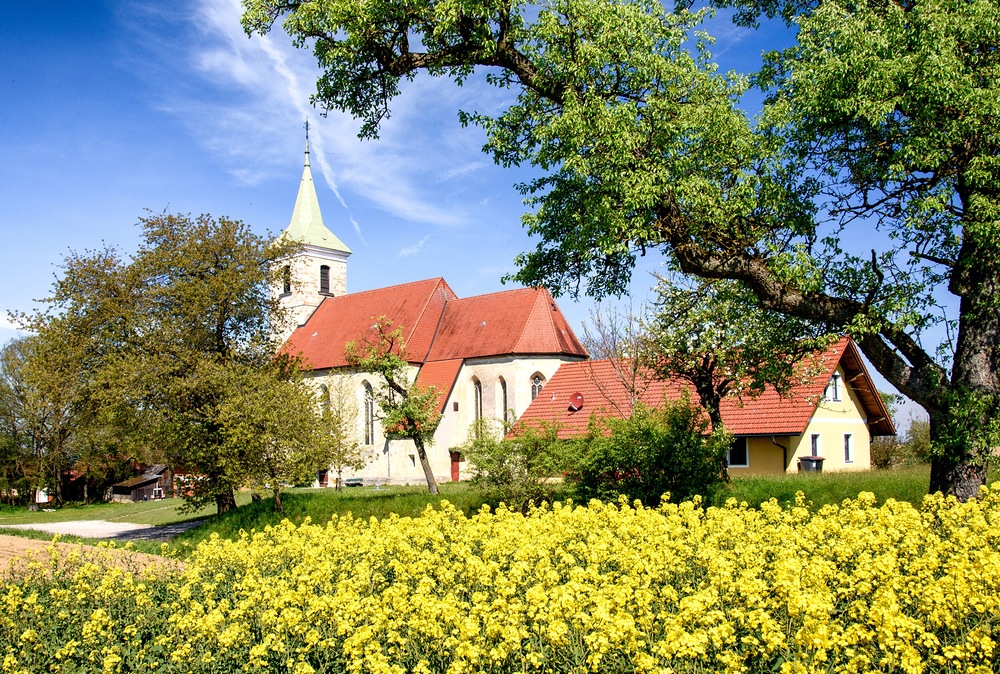 Katholischer Gottesdienst / ORF Live aus der Filialkirche Weigersdorf in Oberösterreich: - Katholischer Gottesdienst - 'Unterwegs als Hörende' - Live aus der Filialkirche Weigersdorf in Oberösterreich: Das Jakobus-Kirchlein in Weigersdorf lädt Pilgerinnen und Pilger ein, innezuhalt