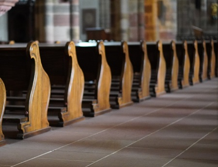 Leere Kirchenbänke