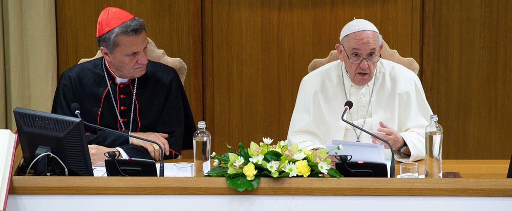 Kardinal Mario Grech (l.), Generalsekretär der Bischofssynode, und Papst Franziskus (r.) bei der Eröffnung der Weltsynode am 9. Oktober 2021 im Vatikan.