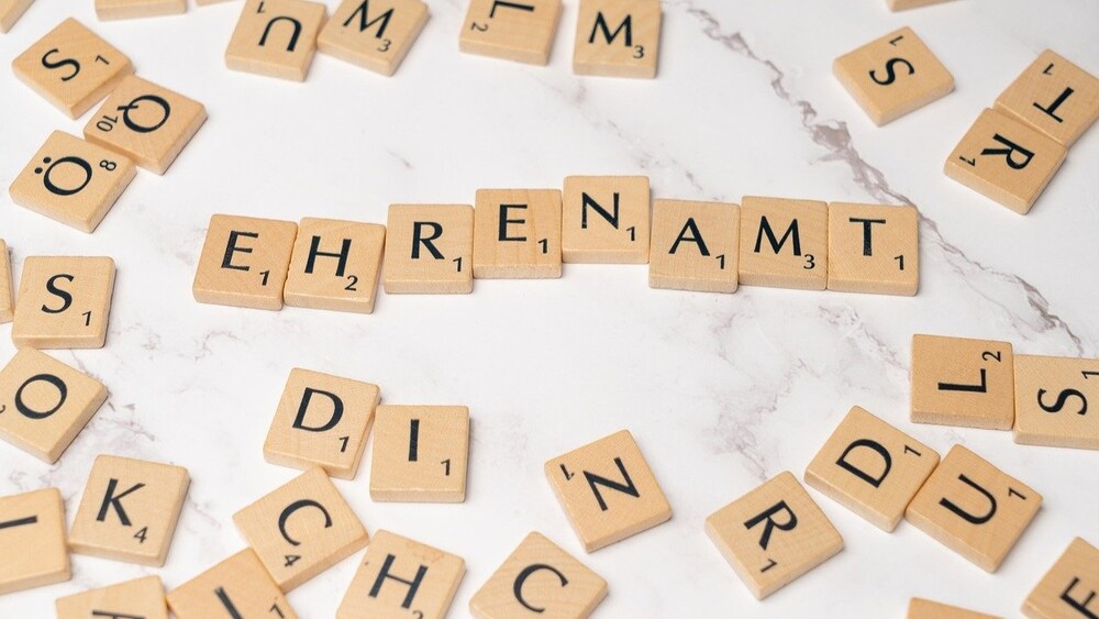 Das Wort 'Ehrenamt' mit Buchstabensteinen