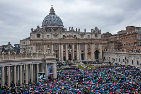 Gläubige schützen sich mit Regenschirmen bei der Ostermesse am 5. April 2015 auf dem Petersplatz in Rom. Nach dem Gottesdienst spendet der Papst traditionell den Ostersegen 'Urbi et Orbi' vom Balkon des Petersdoms.