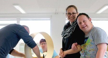 Mann mit Trisomie 21 bei Kunstprojekt