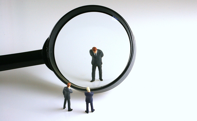 Figuren und Lupe - figures and a magnifier / www.BilderBox.com