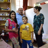 Christliche Flüchtlinge aus dem Irak in Zarqa: DEr Arzt Bassam Hazim Abada mit seiner Familie in ihrer Notunterkunft   