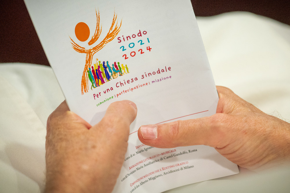 Programmheft für die Weltsynode / Copyright 2024, KNA GmbH, www.kna.de, All Rights Reserved, Paolo Galosi Ein Synodenteilnehmer hält ein Programm für den Ablauf der zweiten Sitzung der Weltsynode in den Händen, am 30. September 2024 im Vatikan.