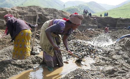 Frauen beim Schürfen von Rohstoffen / Misereor / Brockmann Frauen beim Schürfen von Rohstoffen