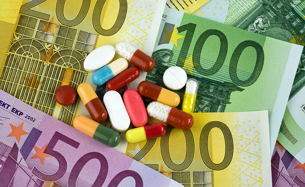 Eurogeldscheine und Tabletten [ (c) www.BilderBox.com, Erwin Wodicka, Siedlerzeile 3, A-4062 Thening, Tel. + 43 676 5103678.Verwendung nur gegen HONORAR, BELEG, URHEBERVERMERK nach AGBs auf bilderbox.com]