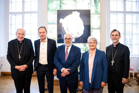 Verleihung am 16. April 2026 in Wien - v.l.: Kardinal Christoph Schönborn, Josef Weiss (Finanzkammer), Erich Ehn (Rechts- und Liegenschaftsangelegenheiten), Rita Kupka-Baier (Kontrollstelle), Erzbischof Josef Grünwidl