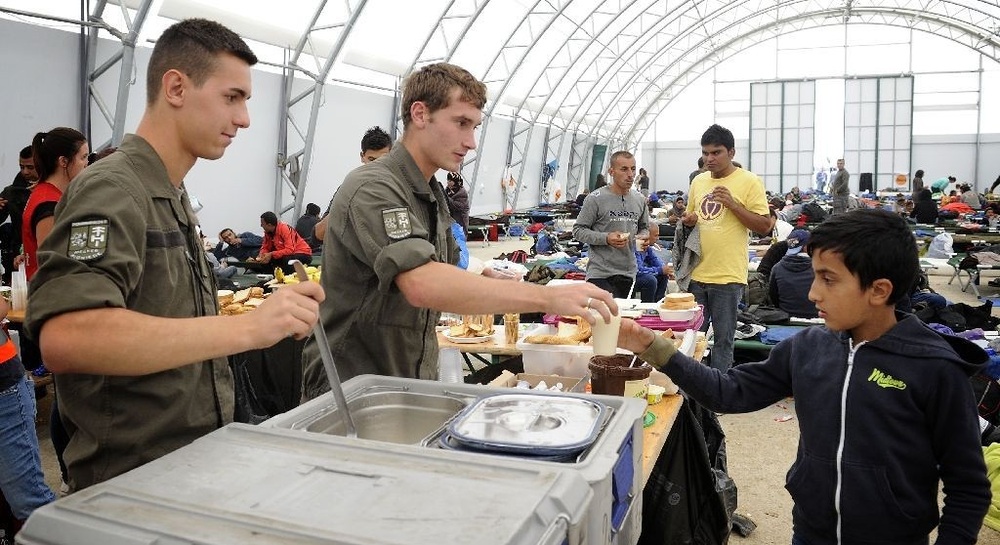 Soldaten helfen Flüchtlingen in Nickelsdorf