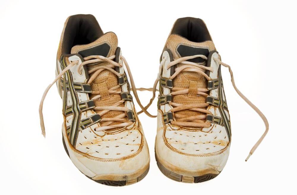 Alte Tennisschuhe von einem Sandplatz. Gebrauchte Sportschuhe.