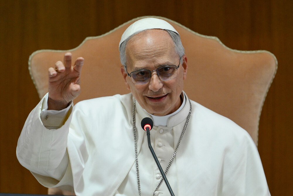 Treffen von Papst Leo XIV. mit den Kardinälen / Copyright 2025, KNA GmbH, www.kna.de, All Rights Reserved, Vatican Media Papst Leo XIV. spricht bei einem Treffen mit Kardinälen am 10. Mai 2025 im Vatikan.