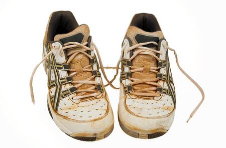 Alte Tennisschuhe von einem Sandplatz. Gebrauchte Sportschuhe.