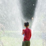 Bei Temperaturen über 30 Grad hat die Freiwillige Feuerwehr Feldkirch (OÖ) die Flüchtlinge im Lager Bergheim mit einer kalten Dusche überrascht.