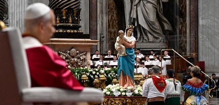 Papst bei Friedensvigil im Petersdom