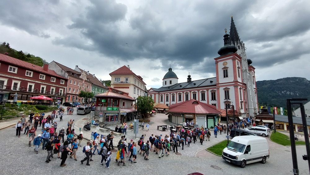 Fußwallfahrer erreichen Mariazell / kathpress / Pernsteiner Mariazell eröffnet am Staatsfeiertag die Wallfahrtssaison