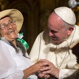 Papst Franziskus begrüßt eine ältere Frau mit Hut bei einem Treffen in der Sankt Franziskus-Kirche in Quito am 7. Juli 2015.