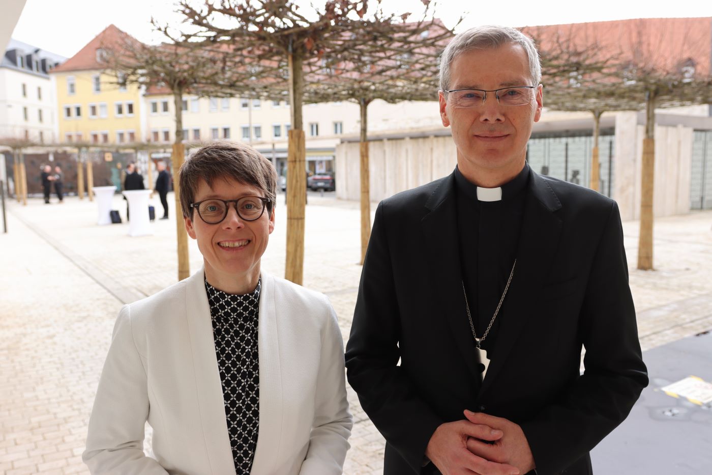 Dr. Beate Gilles, Generalsekretärin der Deutschen Bischofskonferenz, und Bischof Dr. Heiner Wilmer SCJ, Vorsitzender der Deutschen Bischofskonferenz.