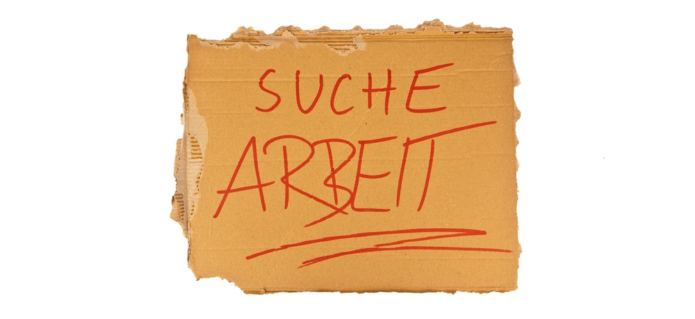 Schild eines Obdachlosen / Erwin Wodicka Das Schild aus Karton eines Obdachlosen. Isoliert auf wei?em Hintergrund