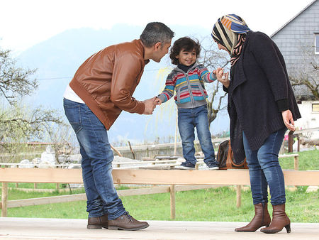 Caritas Flüchtlingshilfe / Caritas Eltern mit Sohn