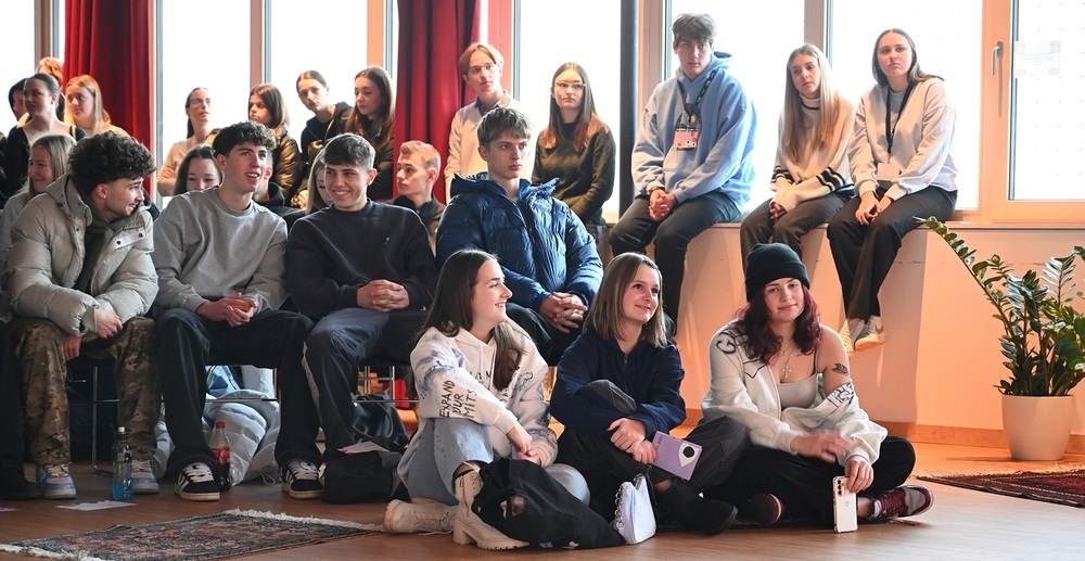 Jugendliche bei 'Theo-Forum' in St. Arbogast