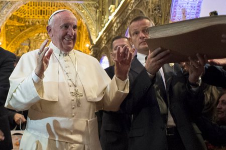 Papst Franziskus in Quito / © 2015 KNA, www.kna-bild.de - Nutzungsrechte vorbehalten., Osservatore Romano Papst Franziskus begüßt die Gläubigen in der Sankt Franziskus-Kirche in Quito am 7. Juli 2015.