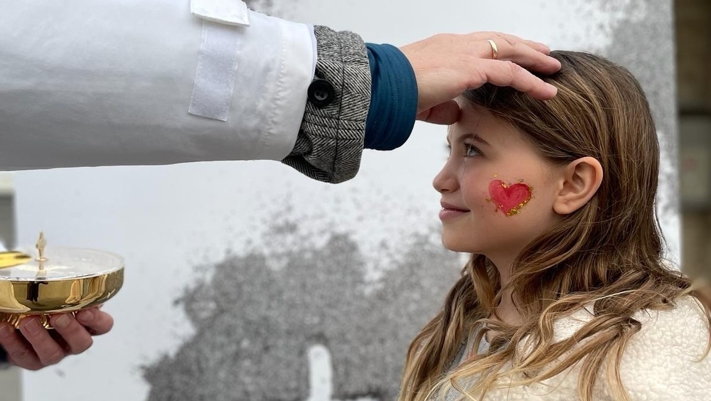 Aschenkreuz to go in Salzburger Innenstadt / Erzdiözese Salzburg Kirche lädt am Aschermittwoch zum 'Aschenkreuz to go' für Eilige