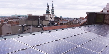 Photovoltaik-Panels auf einem kirchlichen Gebäude Wiens