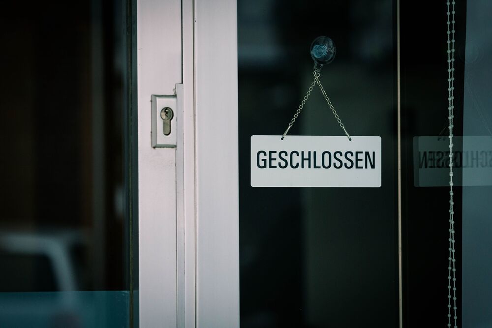 Geschlossen-Schild in einem Geschäft / DiePhotoPotato via pexels / CC0 Sonntagsöffnung: Sonntagsallianz kritisiert Vorarlberger Lockerung