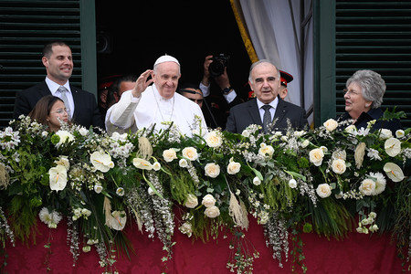Papst Franziskus erhebt die Hand zum Gruß am 2. April 2022 auf dem Balkon im Großmeisterpalast von Malta in Valletta (Malta). Links neben ihm der maltesische Premierminister Robert Abela, rechts neben ihm der maltesische Staatspräsident George Vella 