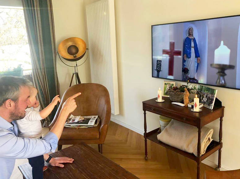 Vater mit Kind beim TV-Gottesdienst