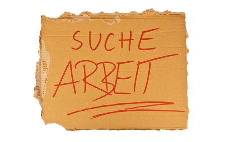 Das Schild aus Karton eines Obdachlosen. Isoliert auf wei?em Hintergrund