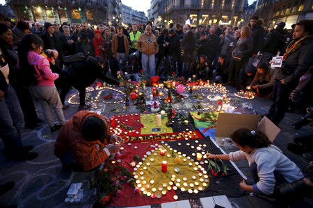 Menschen gedenken mit Blumen und Kerzen den Opfern des Terroranschlags von Brüssel am 22. März 2016. REUTERS/Charles Platiau TPX IMAGES OF THE DAY - RTSBSX8