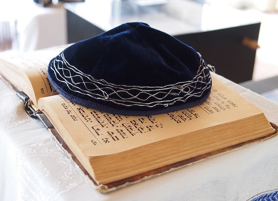 Jüdische Kippa auf einer Thora / pixabay / gemeinfrei Jüdische Kippa auf einer Thora