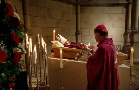 Bischof Manfred Scheuer inzensiert den Sarg mit Weihrauch.