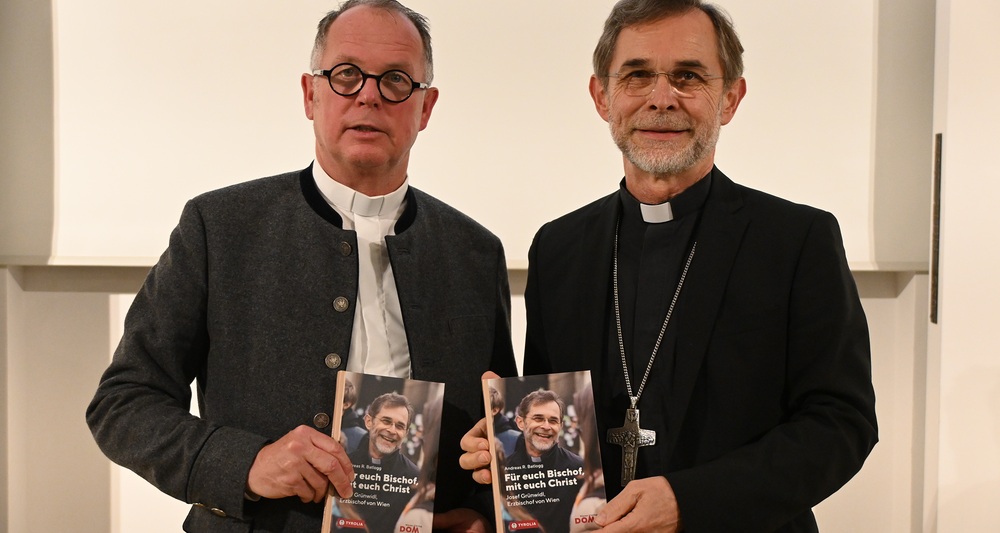 v.l.: Andreas Batlogg, Erzbischof Josef Grünwidl / Kathpress/Paul Wuthe Buchpräsentation 'Für euch Bischof, mit euch Christ. Josef Grünwidl, Erzbischof von Wien' (Wien, 15.10.2026)