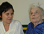 Betreuerin spricht mit Patientin, Pflegestation, Blindenheim.                