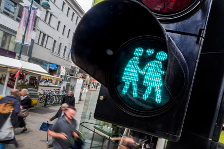 Linz, Österreich. Verkehrsampel mit gleichgeschlechtlichen Figuren als Zeichen für Offenheit und Toleranz.