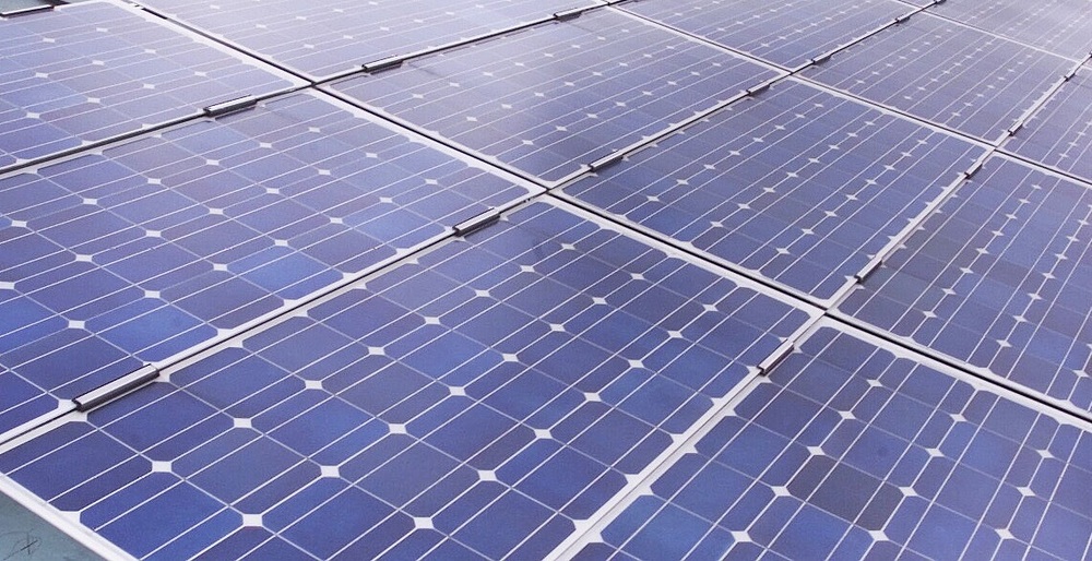 Photovoltaik-Panels auf einem kirchlichen Gebäude Wiens