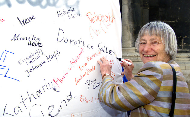Dorothee Sölle / Franz Josef Rupprecht Dorothee S?lle / Protestaktion des ?sterr. Frauenforums 'Feministische Theologie' sowie der Frauensynode gegen die politische Situation in ?sterreich. Protest-Unterschrifts-Wand. Wien, Stephansplatz, 28.4.2000Franz Josef Rupprecht, A-7123 M?nchhof,