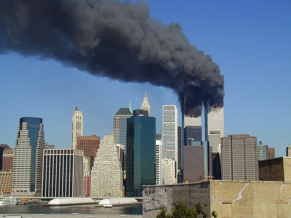 Brennende Türme des World Trade Centers, New York - 11. September 2001 / Michael Foran, CC BY 2.0, via Wikimedia Commons Brennende Türme des World Trade Centers, New York - 11. September 2001