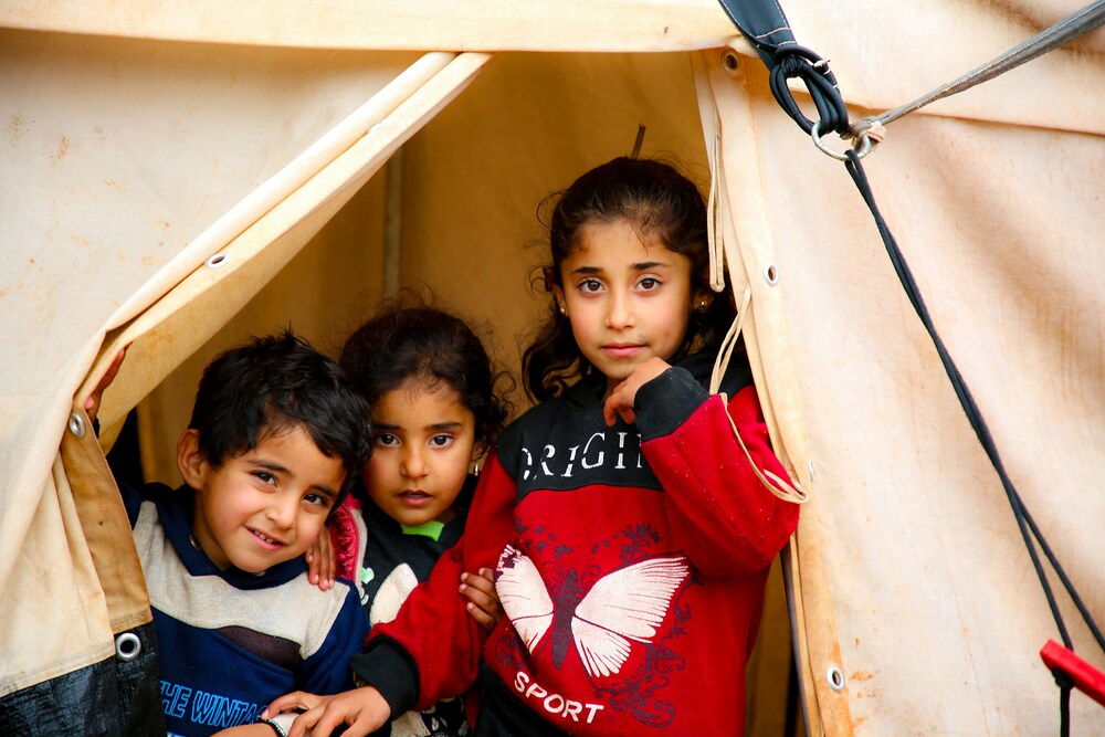 Flüchtlinge / Foto von Salah Darwish auf Unsplash Minderjährige Flüchtlinge in einem Zelt