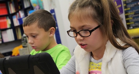 Schüler mit Tablets