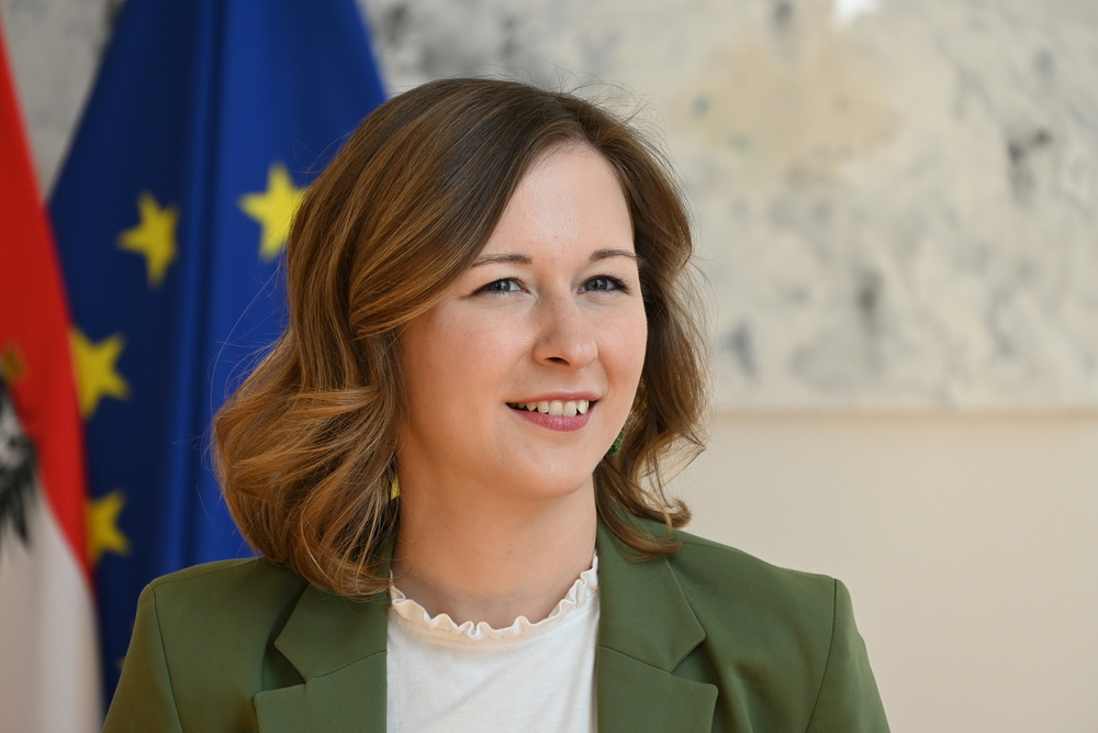 Kopftuchverbot: Plakolm für Verfassungsbestimmung