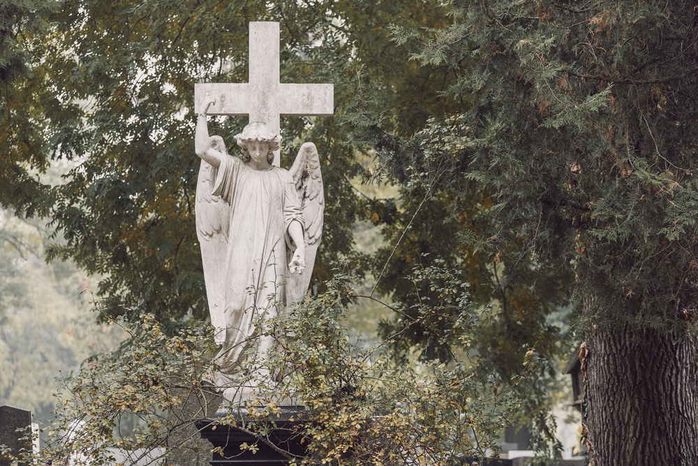 Engel und Kreuz / Erzdiözese Wien/ Stephan Schönlaub Engel sind Boten Gottes, die einerseits im Auftrag Gottes den Menschen eine Botschaft überbringen und sie andererseits behüten. So sagt der Psalm 91, der traditionell im kirchlichen Stundengebet zur Nacht gebetet wird: „Denn seinen Engeln hat er befo