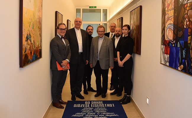Bei der Präsentation des 'fliegenden Teppichs': Bischofssekretär Dominik Orieschnig, Diözesanbischof Ägidius J. Zsifkovics, Grafiker Martin Helge Hrasko, Generalvikar Martin Korpitsch, Diözesanarchivar Bernhard Weinhäusel, 'Furche'-Mitarbeiter Ernst / © Patrick Divos