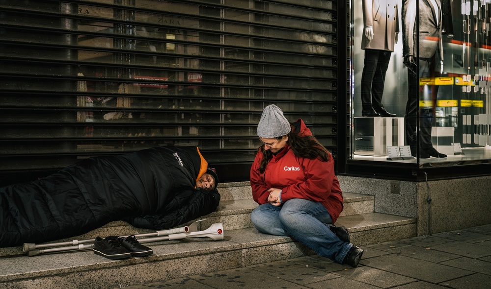 Caritas-Streetworkerin mit Obdachlosem im Winter / Caritas/Klaus Pichler