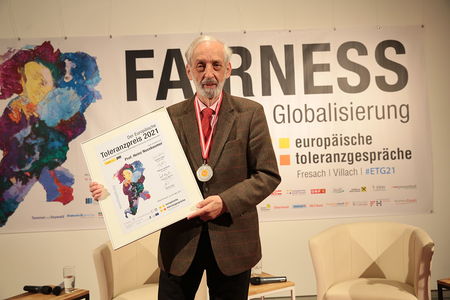 Der Autor, Journalist und Herausgeber Prof. Heinz Nu?baumer wurde am Donnerstag abend in Fresach (K?rnten) mit dem Europ?ischen Toleranzpreis f?r Demokratie und Menschenrechte der Stadt Villach und des ?sterreichischen PEN-Club ausgezeichnet.