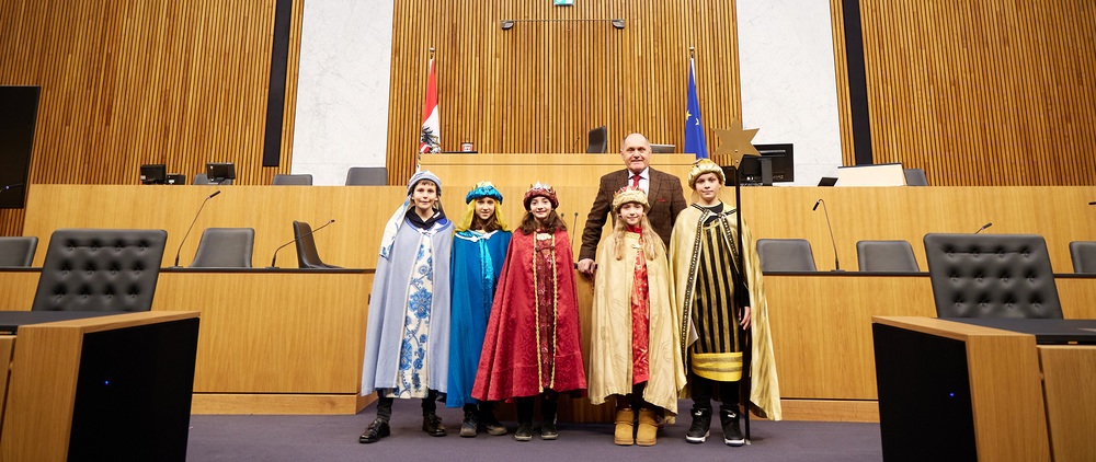 Sternsinger bei Nationalratspräsident Wolfgang Sobotka / Parlamentsdirektion/Thomas Topf, Thomas Topf Nationalratspräsident Wolfgang Sobotka (ÖVP) führt die Sternsinger durch das Parlament