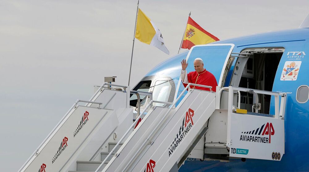 Papstreise nach Spanien gestartet: Aufruf an Putin zu Verhandlungen / EFE / JJ Guillen Papst Leo bei seiner Ankunft in Spanien