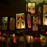 Sankt Martin - Martinsumzug der Martinusschule am 13. November 2012 in Mainz.Bild: Kinder und Jugendliche tragen bunte Laternen durch die Mainzer Altstadt.